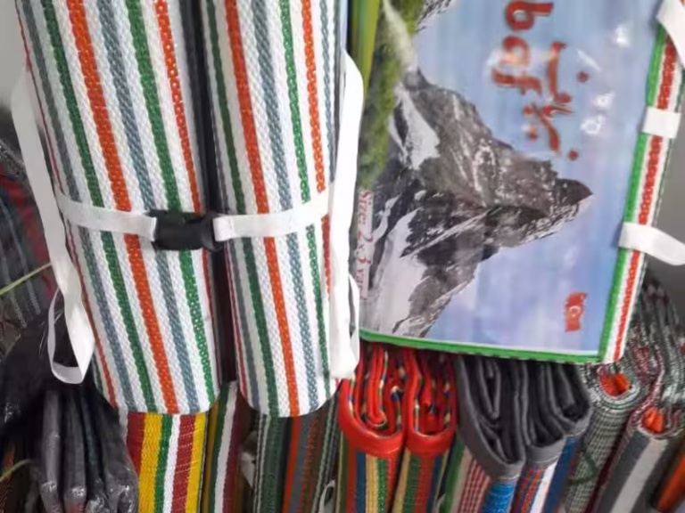 کارخانه زیرانداز مسافرتی نیرباف: تولید‌کننده انواع زیرانداز مسافرتی در سایز های 4 / 6/ 9 / 12متری
